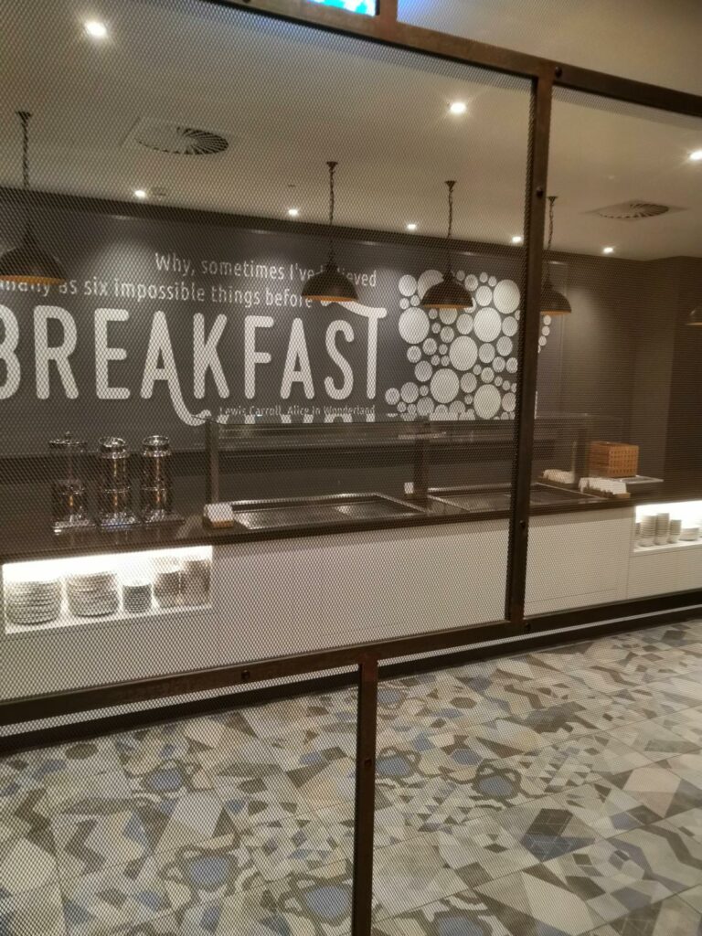hotel breakfast room